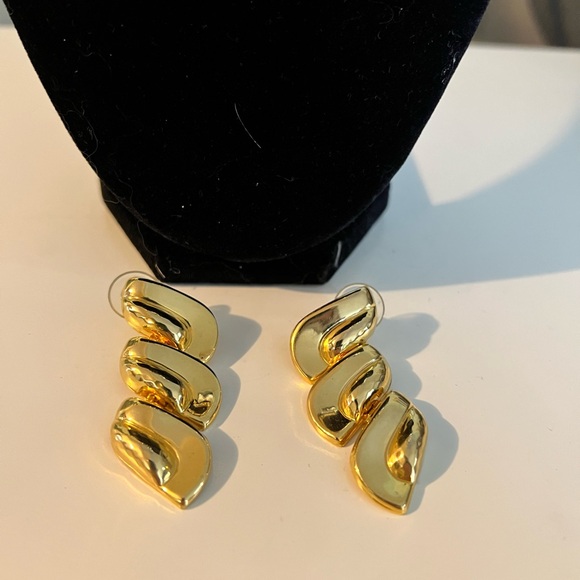 Gold tone choker and earrings. Pierced earrings 2” long, necklace 15”. Shiny. - Picture 4 of 6